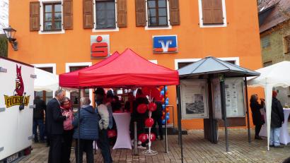 Bild: jp
Nach der Wiedereröffnung des sanierten Bankgebäudes am Kastler Marktplatz gabs vor dem Bankgebäude ein "Stärkung" für Mitarbeiter und Bevölkerung