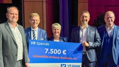 Bild: Petra Hartl
Bei der Spendenübergabe waren vertreten (von links): Frank Sperber von Elasto, Andreas Reindl von der VR Bank, Katrin Panek, Bernhard Vahle von der Lebenshilfe und Martin Sachsenhauser von der VR Bank.