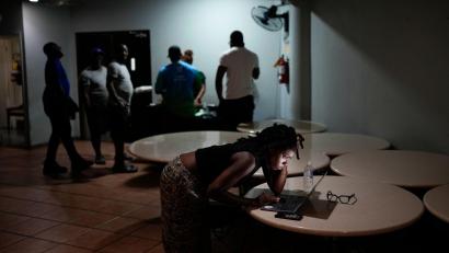 Bild: Matias Delacroix/AP/dpa
Die Menschen auf Jamaika rüsten sich für die Ankunft von Hurrikan „Melissa“.