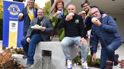 Bild: Lions Club Neustadt/WN
Beherzter Biss in einen süßen Krapfen – und damit Herz zeigen. Zum sechsten Mal organisieren die Lions unter Federführung von Präsident Sebastian Denzler (vorne, links), Vize-Präsident Peter Fleischmann (vorne, Mitte) und Vorsitzendem des Hilfswerks Klaus Berberich (vorne, rechts) die traditionelle Krapfen-Aktion.