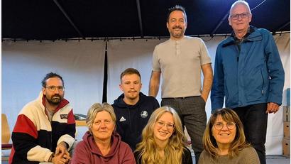 Bild: exb; Theatergruppe/Gabi Strauß
In die glamouröse Welt des Schlagers entführt im November die Theatergruppe Kirchenthumbach die Besucher mit der Komödie „Aber bitte mit Scheidung“. Auf die Premiere des Stücks freuen sich (vorne von links) Sabine Kißler, Raphaela Weber, Gabi Strauß sowie (hinten) Stefan Schober, Sandro Sendlbeck, Peter Eller und Manfred Sendlbeck.