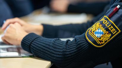 Symbolbild: Daniel Karmann/dpa
Bei der bayerischen Polizei könnten schon bald 16-Jährige mit ihrer Polizeiausbildung beginnen. Diese Idee wird nun im Landtag diskutiert.