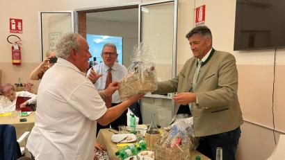 Bild: Johannes Stauber
Die Bürgermeister Edgar Knobloch von Grafenwöhr (rechts) und Piero Lunardi von Serravalle Pistoiese tauschen Begrüßungsgeschenke aus.