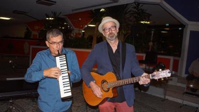 Bild: Ludwig Höcherl
Franz Schuier (links) und Hubert Treml begeisterten in der Aula der Schule die Besucher.