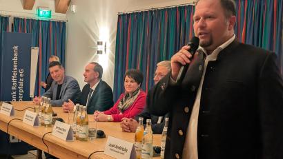 Bild: wüw
Hubert Schicker (rechts) hat eingeladen und Bayerns Wirtschaftsminister Hubert Aiwanger (Zweiter von links) ist zum Wirtschaftstalk nach Waldsassen gekommen. Mit ihm teilten sich vier Unternehmer und Manager aus der Nordoberpfalz das Podium.