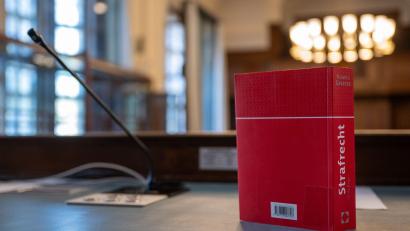 Symbolbild: Monika Skolimowska/dpa
Ein 20-Jähriger musste sich jetzt wegen einer mutmaßlichen Beleidigung vor einem Amberger Jugendrichter verantworten.