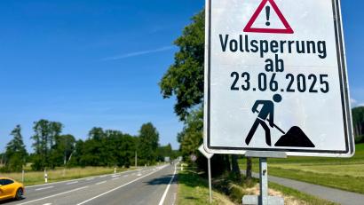 Archivbild: Gabi Schönberger
Das Schild kündigte die Vollsperrung der B 22 ab Altenstadt/WN an. Im November soll die Bundesstraße wieder frei befahrbar sein, Es ist aber noch unklar, ab welchem Datum genau.