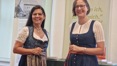 Bild: Thomas Dobler
Flierl-Fördervereins-Vorsitzende Gerda Stollner (links) und die Ur-Urenkelin des Missionars Johann Flierl, Susanne Froehlich. Sie ist Romanautorin und Hochschulprofessorin und lebt in Greifswald.