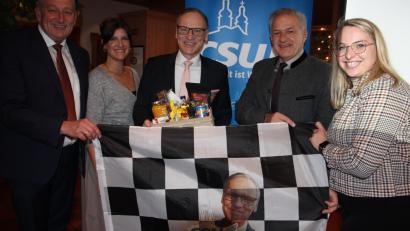 Bild: kro
Bürgermeisterkandidat Bernd Sommer hat schon die Zielflagge in der Hand. Von links: CSU-Ortsvorsitzender Markus Scharnagl, Franziska Härtl, Bernd Sommer, Landrat Roland Grillmeier und Katja Bloßfeldt.