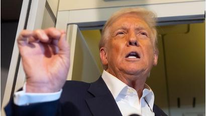 Bild: Mark Schiefelbein/AP/dpa
In den vergangenen Monaten hatte es immer wieder Spekulationen über den Gesundheitszustand des US-Präsidenten gegeben.