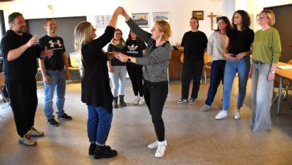 Bild: ubb
Noch ist Zeit für intensive Proben. Wenn Shalom Amitié ab 15. November auf der Bühne des Pfarrzentrums Wiesau "Es war einmal...alles andes" aufführt, werden auch höfische Tänze gezeigt. Theatermitglied Silke Schuller (vorne rechts Mitte) hat sich eingearbeitet in die Choreographie und zeigt die Schrittfolge und die Bewegungsabläufe. Regisseur und Theaterleiter Bernhard Neumann (links) ist zufrieden.
