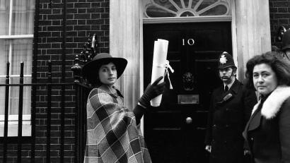 Archivbild: Robert Dear/AP/dpa
Die Schauspielerin Prunella Scales im Jahr 1975 vor Downing Street 10 in London.