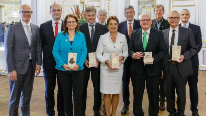 Bild: Uwe Moosburger / Oberpfalz Marketing
Fünf strahlende neue Botschafter für die Oberpfalz im Kreise der Ehrengäste und Laudatoren: Claudia Donhauser, Marcus Mittermeier, Barbara Wilfurth, Armin Wolf und Prof. Dr. Matthias Mändl