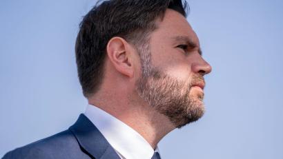 Bild: Nathan Howard/Pool The New York Times/AP/dpa
Der US-Vize-Präsident JD Vance stellt eine Bezahlung des US-Militärs für Freitag in Aussicht. (Archivfoto)