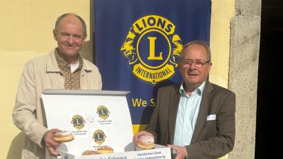 Bild: Lions Oberpfälzer Wald/Diana Neidhardt
Zum Reinbeißen: Die Lions-Präsidenten Hans Klug (rechts) und Alexander Heinz (links) probieren die Krapfen.