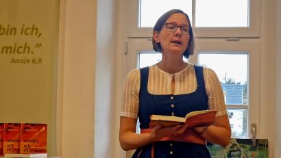 Bild: Thomas Dobler
Unter dem Autorennamen Mareike Klee las die Wissenschaftlerin und Flierl-Nachfahrin Susanne Froehlich aus ihrem ersten Roman vor. Die Lesung fand im Johann-Flierl-Museum in Fürnried statt, das dem Andenken ihres bekannten Vorfahren gewidmet ist.