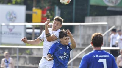 Archivbild: Hubert Ziegler
Fabian Vogl (links) und die DJK Gebenbach schossen den Würzburger FV daheim mit 7:0 ab.