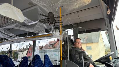 Bild: Petra Hartl
Zu Halloween hat Busfahrerin Janine Singer auch in diesem Jahr ihren Bus dekoriert: in ihm bringt sie Schulkinder nach Schnaittenbach und Nabburg.