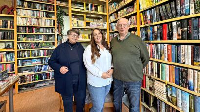 Foto: Matthias Bäumler
Leonie Haas (Mitte) übernimmt im Januar die Buchhandlung Budow. Während sich Thomas Fischer in den Ruhestand verabschiedet, wird Beate Fischer noch einige Jahre im Laden mitarbeiten.