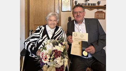 Bild: Stefanie Gradl
Bürgermeister Hans-Martin Schertl überbringt der Jubilarin Eveline Besold die Glückwünsche zum 100. Geburtstag und überreicht die Landkreismedaille in Gold.