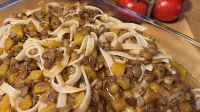 Bild: Michael Schiffer
Fettuccine aus Vollkornreis mit Linsen und Kürbis serviert OWZ-Küchenchef Michael Schiffer.