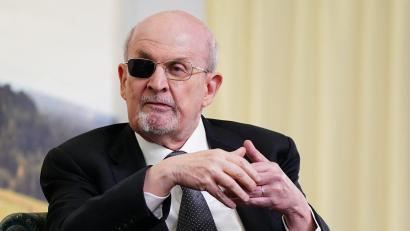 Bild: Jacob King/PA Wire/dpa
Rushdie sprach mit dem Magazin „Tatler“ über das Attentat. (Archivbild)