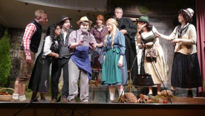 Bild: rtw
Wie schon beim Stück des letzten Jahres auf der Bühne des Neukirchner Hofes unterhält die Theatergruppe ihr Publikum heuer mit der Komödie „Waidmannsheil, Herr Doktor“.