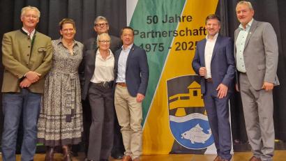 Bild: mab
Sie verkörpern die Partnerschaft in politischer Hinsicht: (von links) Karlheinz Dausch (3. Bürgermeister Schwarzenfeld), Romana Vehovec-Huhs (Vizebürgermeisterin Straß), Gabi Wittleben (2. Bürgermeisterin Schwarzenfeld), Josef Rauscher (Gemeindevorstandsmitglied Straß), Werner Grassl (Gemeindekassier Straß), Peter Neumeier (Bürgermeister Schwarzenfeld) Johann Lappi (Bürgermeister Straß)