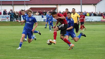 Archivbild: Dieter Jäschke
Die Abwehr des SV Etzenricht ist in dieser Szene hellwach und stoppt Jamal Dubois vom SC Luhe-Wildenau. Nach dem 0:3 im Vorrundenspiel wollen die Etzenrichter diesmal im Derby Zählbares erreichen. Anstoß ist Sonntagvormittag um 11 Uhr.