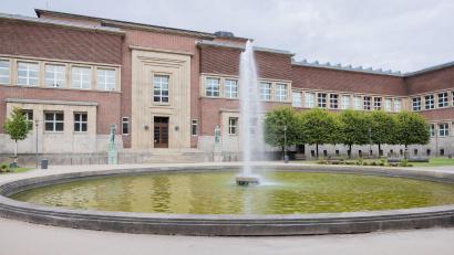 Bild: Rolf Vennenbernd/dpa
Wie riecht der Wald, der Krieg oder der Weltraum? Das kann im Kunstpalast Düsseldorf erschnuppert werden. (Archivbild)