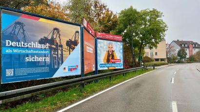 Bild: Gabi Schönberger
Seit Wochen wirbt die AfD-Bundestagsfraktion an der Dr.-Pfleger-Straße in Weiden für ihre Themen. Laut Stadt Weiden ist das erlaubt.