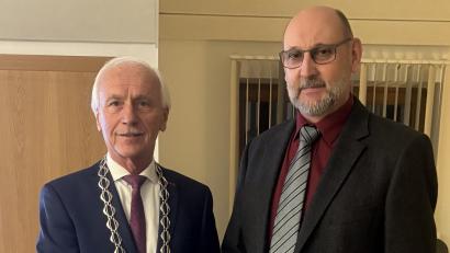Bild: exa
Bürgermeister Peter König (links) bei der Vereidigung des neuen Gemeinderates Anton Buschette.