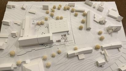 Bild: Gabi Schönberger
Das Modell zeigt den Gewinner-Entwurf des Architekturbüros Dasch, Zürn und Partner aus Stuttgart und des Landschaftsarchitekten Stefan Huber aus München für die Neugestaltung des Schulareals sowie der benachbarten Fläche zwischen der Markus-Gottwald-Schule und der Bergkirche in Eschenbach.