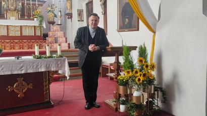 Bild: luk
Pfarrvikar Eugen Yurchenko an seinem "Hauptarbeitsplatz". Er hält aber nicht nur in der Kastler Pfarrkirche (Bild) Gottesdienste, sondern auch in Kemnath und Waldeck.