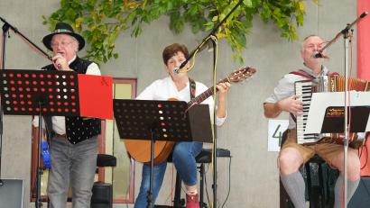 Bild: Hirsch
Die Musiker Birgit Birk und Hans-Dieter Stier aus Regenstauf, besser bekannt unter ihrem Künstlernamen „I und Sie“, verstärkten sich mit dem Musikerkollegen Reinhold Koller (rechts) und unterhielten die Gäste mit alten Volksliedern zum Mitsingen.