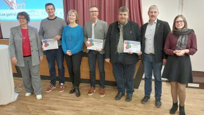 Bild: mfh
Eine engagierte Gruppe, die sich offen zeigt für neue Wege und eine gemeinsam Zukunft gestaltet (von links): Dr. Heike Glatzel (Geschäftsführerin der Konzeptagentur Futour), Roman Berr (Bürgermeister Etzelwang), Brigitte Bachmann (Bürgermeisterin Birgland), Peter Achatzi (Bürgermeister Neukirchen), Dieter Dehling (Bürgermeister Illschwang), Reiner Pickel (Bürgermeister Weigendorf) und Carina Steger (Projektleiterin).