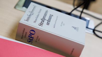 Symbolbild: Friso Gentsch/dpa
Eine Ausgabe eine Kommentars zur Strafprozessordnung (StPO) liegt in einem Gerichtssaal. Vor dem Landgericht Amberg wird gegen einen Mann verhandelt, der Menschen nach Deutschland geschleust haben soll.