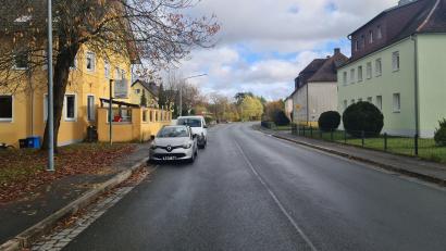 Bild: sne
Die parkenden Autos entlang der Neuen Amberger Straße im Grafenwöhrer Ortsteil Geismannskeller dienen als Geschwindigkeitsbegrenzung. Deshalb lehnte das Landratsamt ein Parkverbot hier ab.