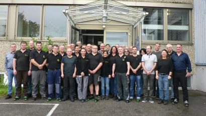 Bild: Helga Mark
Fast 1000 Jahre Betriebszugehörigkeit bei Kennametal auf einem Gruppenfoto. Ganz rechts Betriebsratsvorsitzender Wolfgang Zirwick, links Werkleiter Armin Zimmermann.
