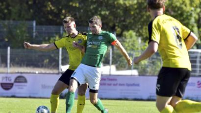 Bild: Hubert Ziegler
Mario Schmien (links) vom FC Amberg im Kampf um den Ball mit Christoph Lindner (rechts) vom FC Wernberg. Beide Teams sind seit nunmehr zehn Partien ohne Niederlage – allerdings lacht Amberg von ganz oben, während Wernberg nur Verfolger ist.