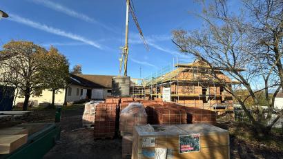 Bild: Stefanie Gradl
Die Ziegel für die Dacheindeckung des neune Anbaus wurden bereits geliefert und der Kindergarten kann die nächsten Tage winterfest gemacht werden. Links das bestehende Gebäude, das kernsaniert wird.