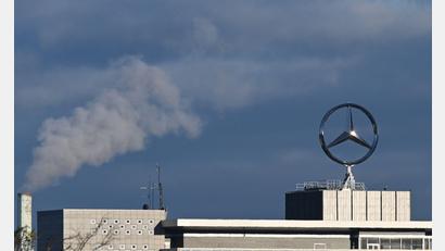 Bild: Bernd Weißbrod/dpa
Mercedes-Benz mit Gewinneinbruch. (Foto aktuell)