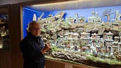 Bild: prh
Heimatpfleger Manfred Kopp zeigt im Herzstück des Museums, dem Krippenmuseum, eine der aufgebauten Krippenlandschaften. Der OWV-Zweigverein Plößberg, der das Museum betreut, kann auf 50 Jahre Bestehen des Museums zurückblicken.