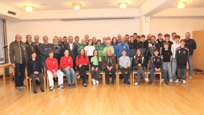 Bild: pi
Bürgermeister Markus Bauriedl (hinten, Achter von links) freut sich mit den erfolgreichen Sportlern.