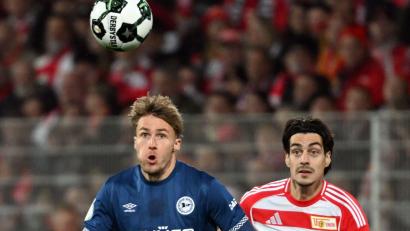 Bild: Soeren Stache/dpa
Bielefelds Kunze (l.) und Union Leite (r.) visieren den Ball an.