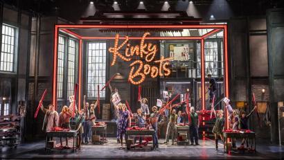 Bild: Johan Persson/ATG Entertainment/dpa
„Kinky Boots“ erzählt die Geschichte von Charlie Price, der die angeschlagene Schuhfabrik seines toten Vaters erbt.