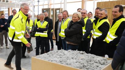 Bild: Hirsch
Zimmerermeister Richard Kurz (links) sorgte bei den Gästen des Wirtschaftsfrühstücks für eine Überraschung. Das wärmedämmende Füllmaterial wird aus alten Zeitungen hergestellt.