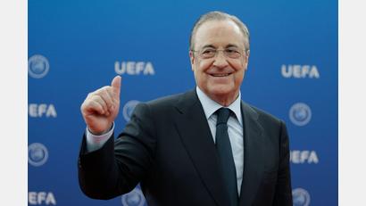 Bild: Claude Paris/AP/dpa
Nach einem weiteren juristischen Erfolg im Streit mit der UEFA um die Super League will Real Madrid unter Club-Präsident Florentino Perez Schadensersatz geltend machen.