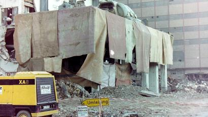 Archivbild: Georg Wickles
"Vorsicht Abbruch" lautet die Warnung vor 40 Jahren auf dem Schild. Damals wurde der Block A des Bayernwerks beseitigt.