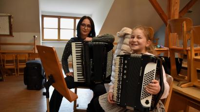 Bild: ubb
Gemeinsam mit ihrer Lehrerin Viktoria Obermaier übte Kathi Stock sogar in den Sommerferien weiter auf ihrem Instrument, um beim herbstlichen Musikwettbewerb für Akkordeon gut vorbereitet zu sein.